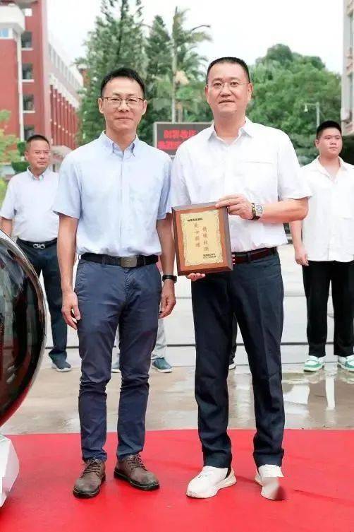 这位00后企业家捐资助力福清市教育事业_海口中学_林荣_爱心