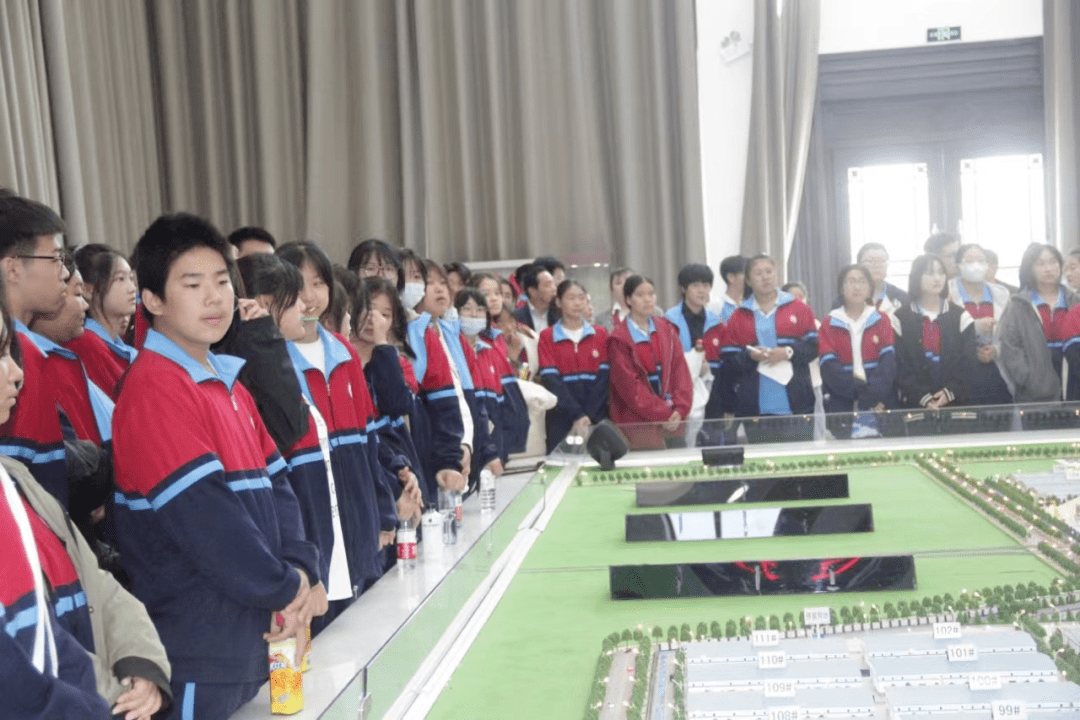 近日,市职业技术学校·三中二校区,组织高一学年一百八十多名学生举行