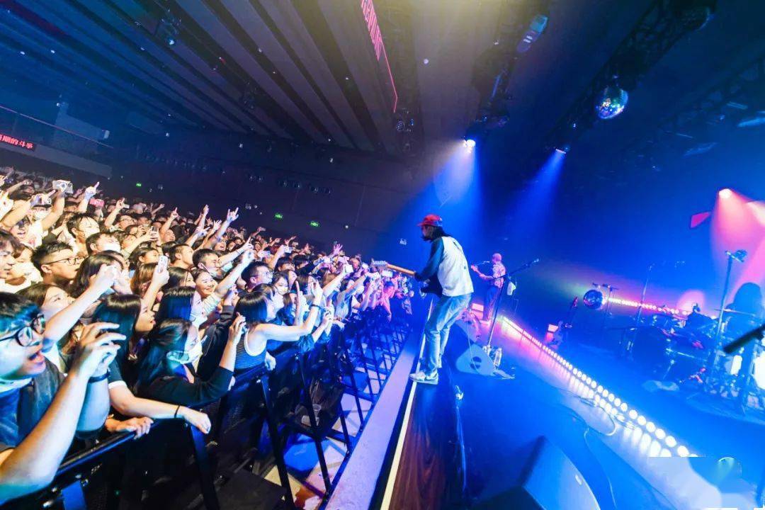 超燃的音乐效果拉近身处现场每个人的距离,很难不被现场氛围所带动