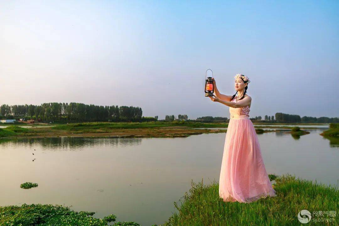 光影中国9月22日图片精选_红山_京剧_阳光