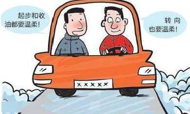 车祸现场男子被困，被救后竖起大拇指为消防员点赞