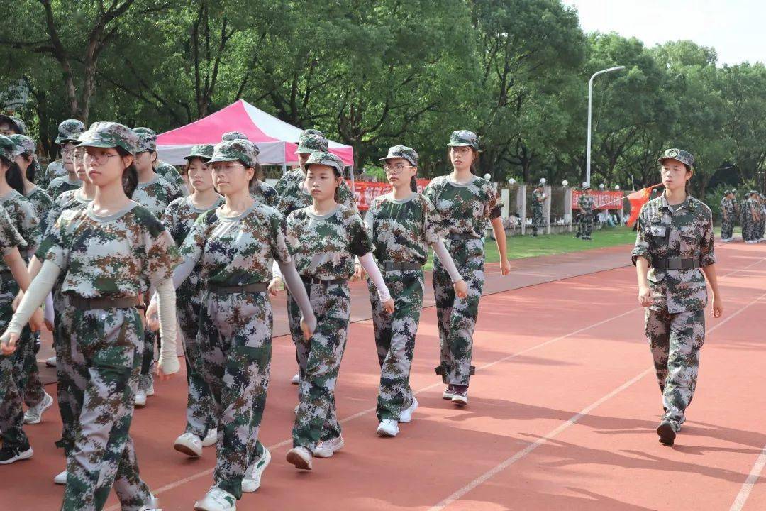 军训进行时 | 酷!我的学长学姐教官_训练_生活_校区