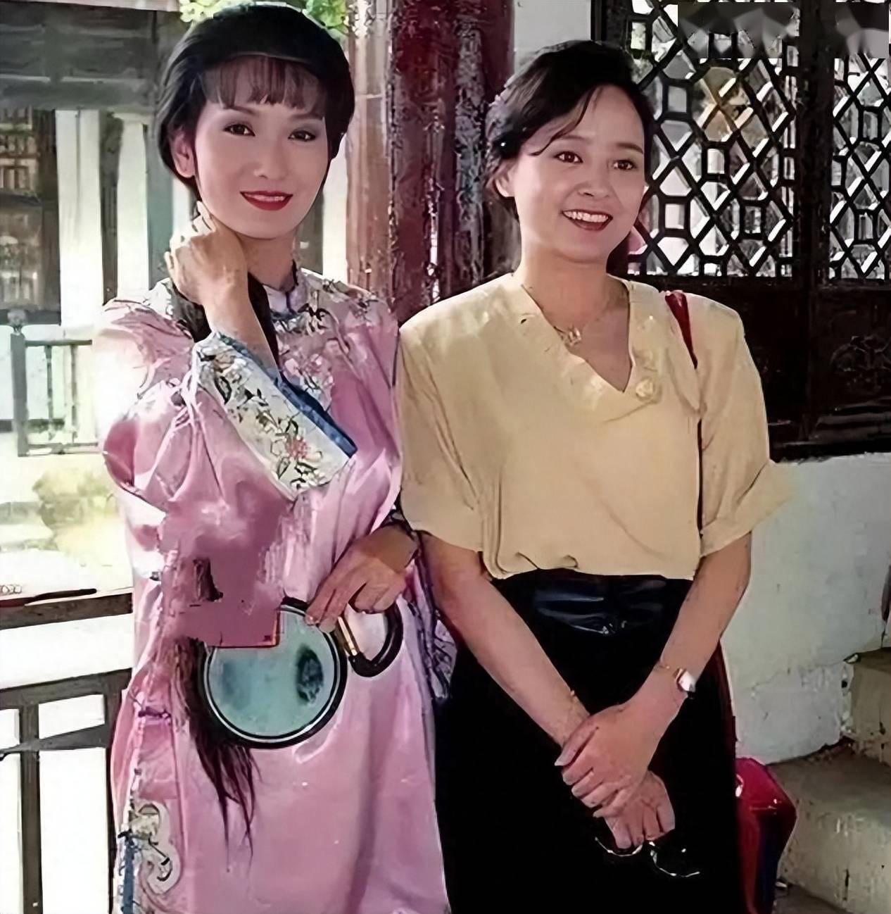 她是首个双料影后,气质不输赵雅芝,却因傲气,毁掉家庭和事业_张瑜