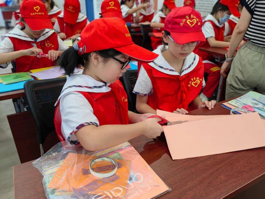 九江市长虹小学开展迎中秋灯笼制作实践活动