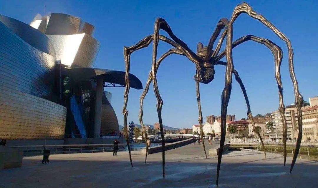 这两个作品中我们可以看出,《母亲》的雕塑和蜘蛛人榨汁机在形式表达