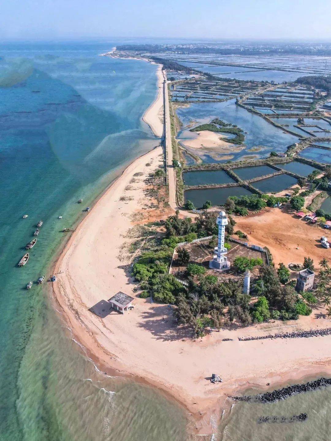 的十字浪奇观在合水线处深情相拥见证琼州海峡与北部湾海边的灯楼角