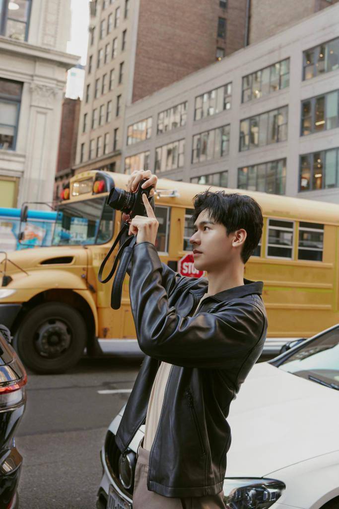 龚俊这组海外街拍写真温柔满溢_造型_账号_高领