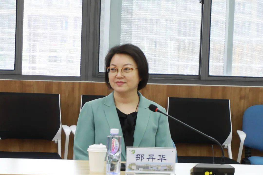 上海市职工帮困基金会理事长杨敏来奉慰问一线医务职工_奉贤区_工作