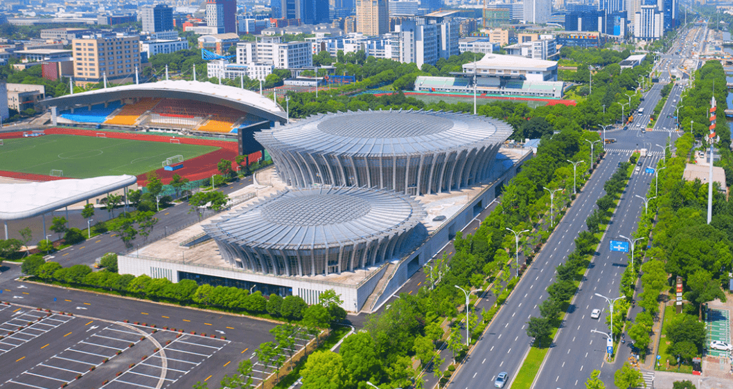 杭州奥体中心游泳体育馆拥有双馆合一的设计理念,独特的流线造型,结合