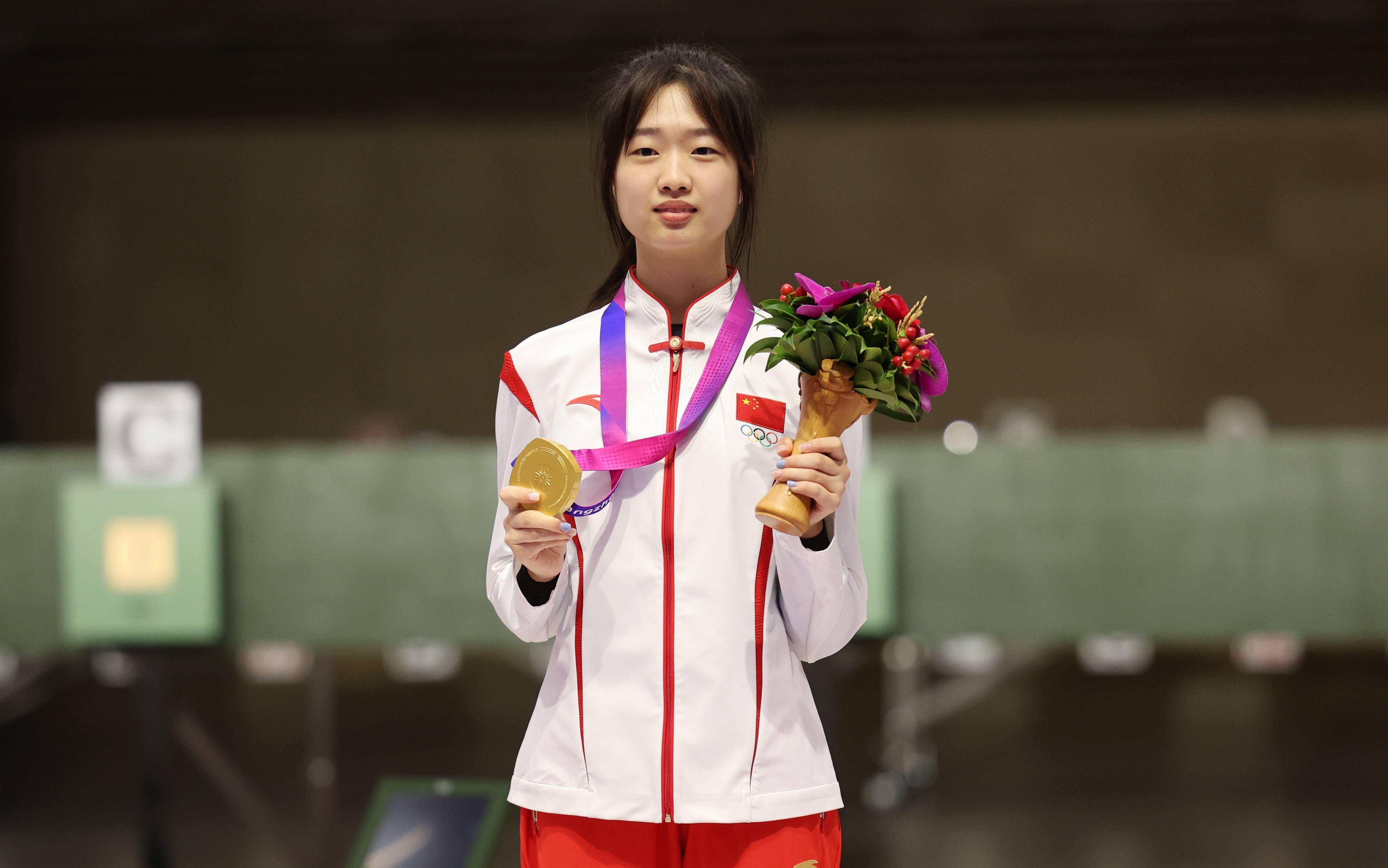 岁的黄雨婷先是和韩佳予,王芝琳两位队友获得女子10米气步枪团体冠军