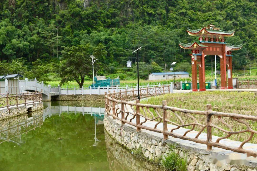 盘江屯屯内风景不仅是盘江屯,蓝天白云下的清潭村也格外美丽,亭台楼阁