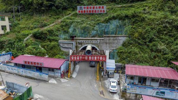 渝昆高铁建设取得新进展_施工_隧道_彝良