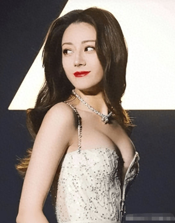 这些女明星穿着性感，把身材展现到了极限