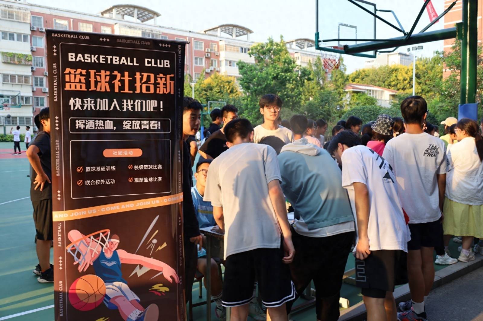 郑州外国语学校举办社团招新活动