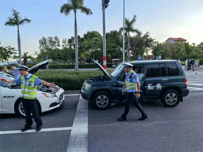 三人分工协作现场引导后车有序绕行避免引发交通事故在交警的帮助下