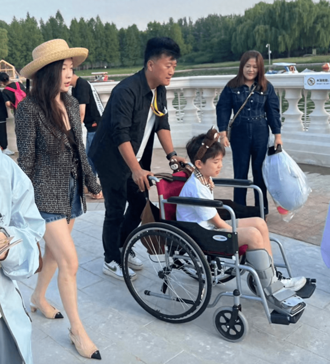 霍思燕董璇佟丽娅带娃出游,疑似嗯哼妹妹再现身,露侧颜超像嗯哼_杜江