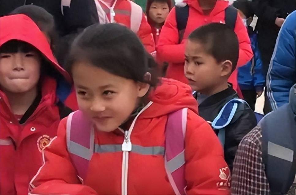 2021年爆红的"微笑女孩",父母拒绝百万签约费,现在过的怎么样_铁嘉欣