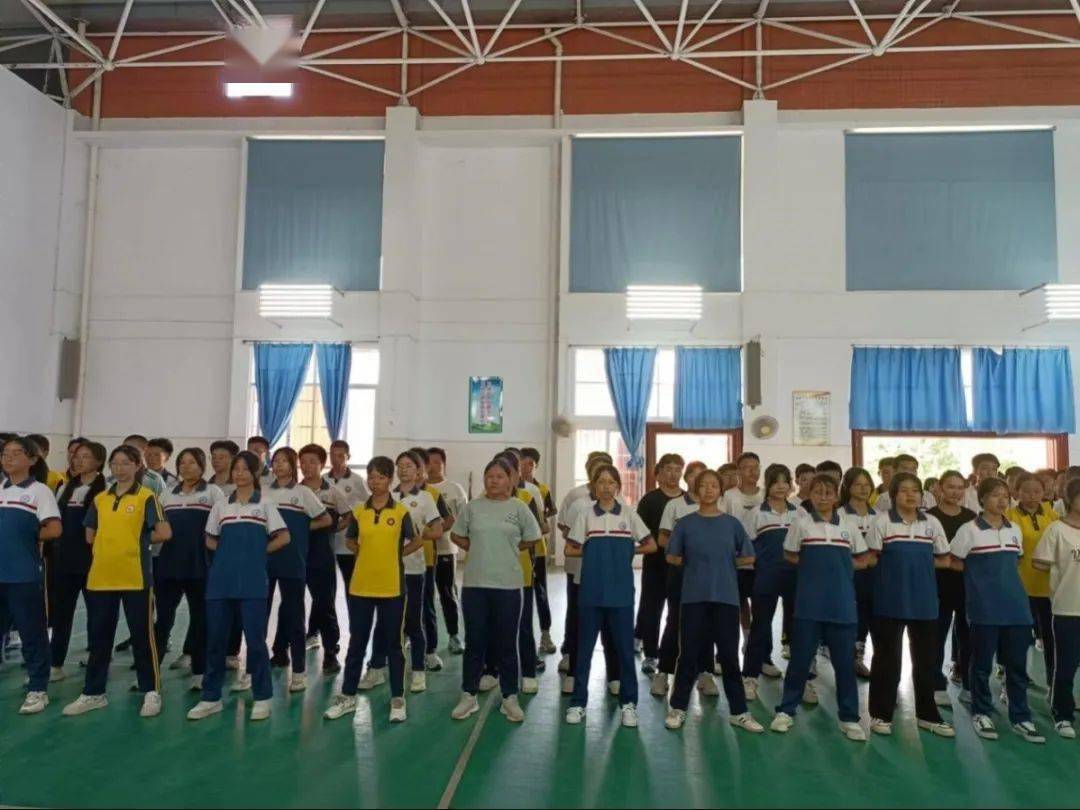 蕉岭县华侨中学2023级高一新生军训会操展示暨表彰大会_生活_青春