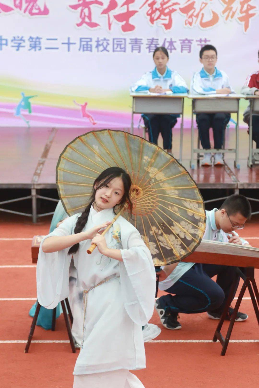 9月26日,株洲市景弘中学第二十届运动会在全校师生的翘首以盼中如约