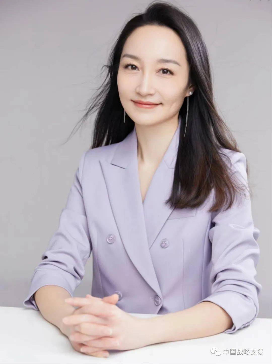 王馨影慕丹,女,全军首届"军队心理建设"方向博士后