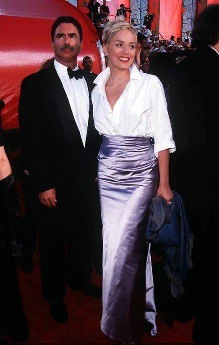 美国"萧亚轩"身价40亿, 鲜肉男友被曝光: 74岁像少女, "白富美"如何