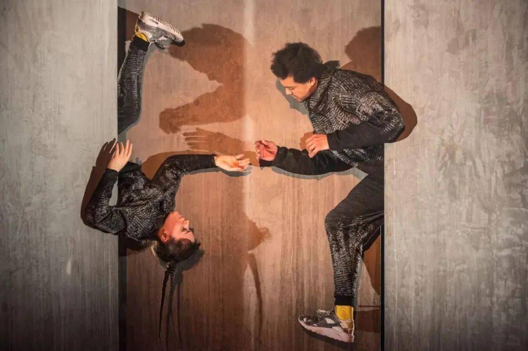 两位breaking大神在剧场《背靠墙壁》,带来街舞旋风_霹雳舞_法国_kami