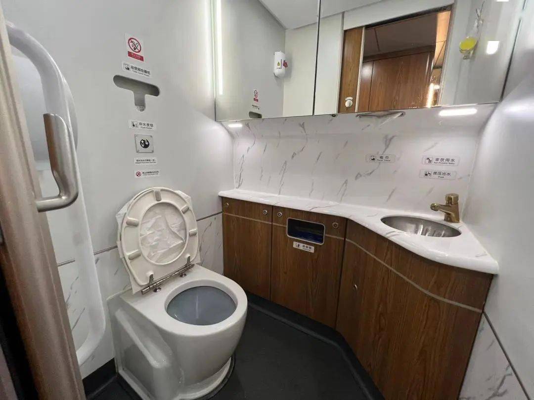 商务座席配有推拉式移动门全包裹性的设计为旅客提供相对独立,私密的