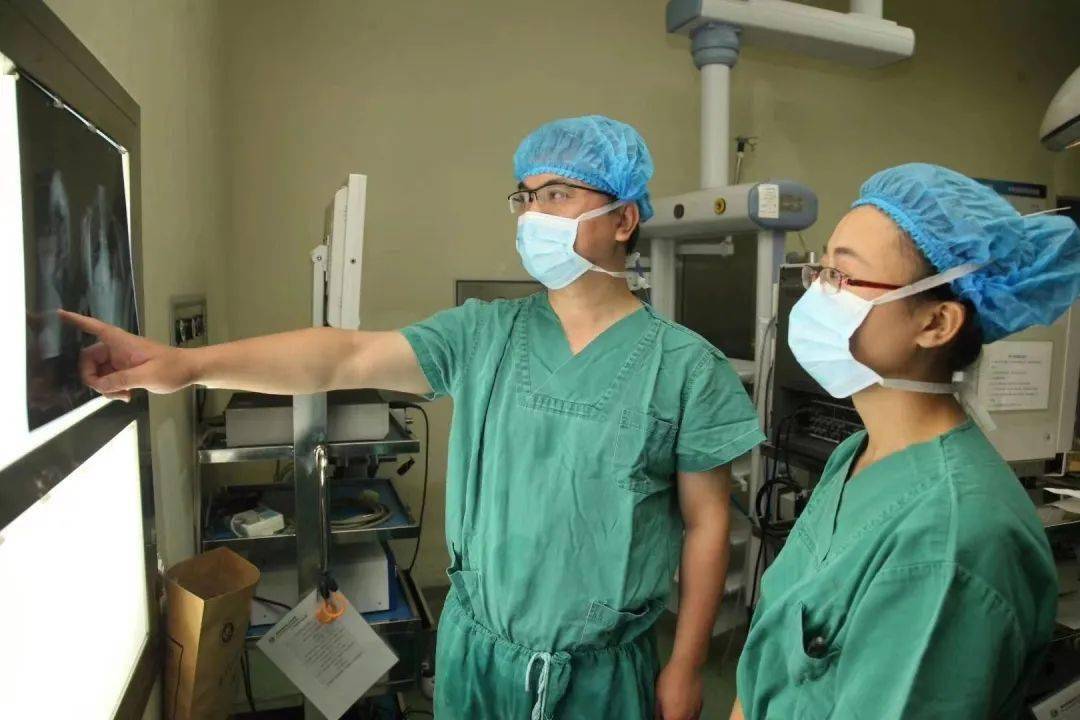 今天,让我们走近泌尿外科医生鲁伟的故事.点击上方蓝字关注我们