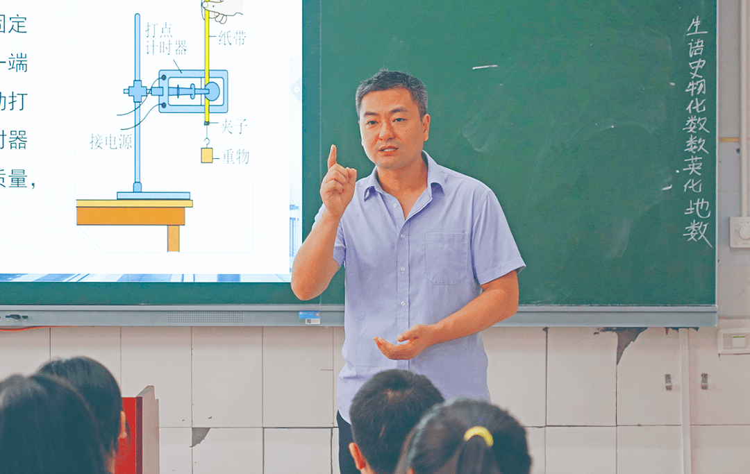 须自己心中拥有太阳"的理念从教十八年以来丰都中学物理老师胡勇