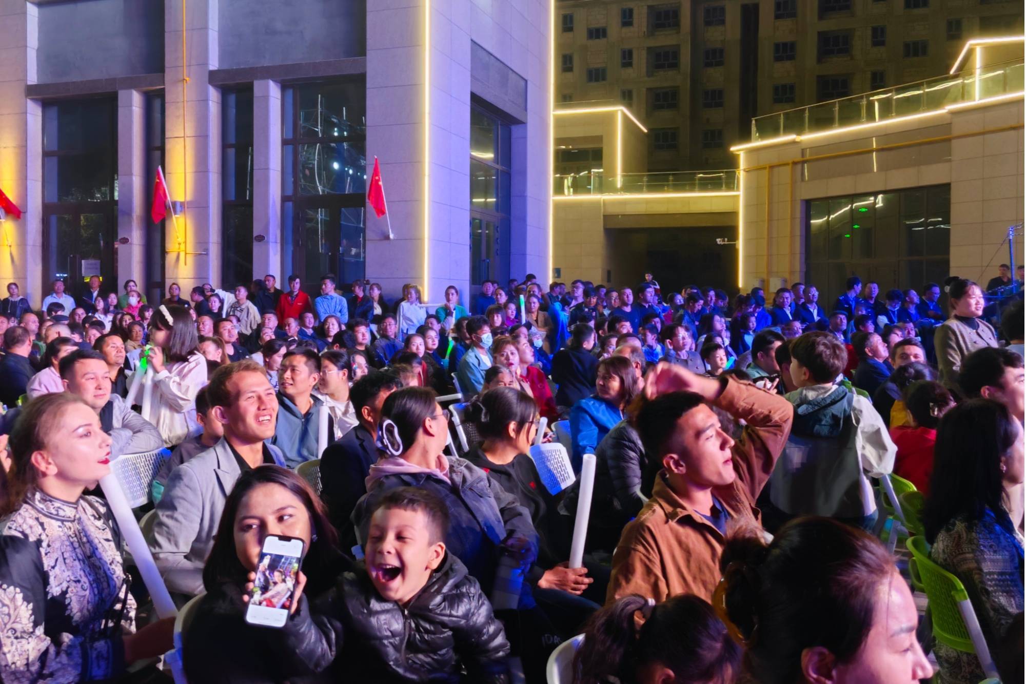 墨玉:首场大型群星演唱会音乐节激情开唱_墨玉县_梦娜_新疆