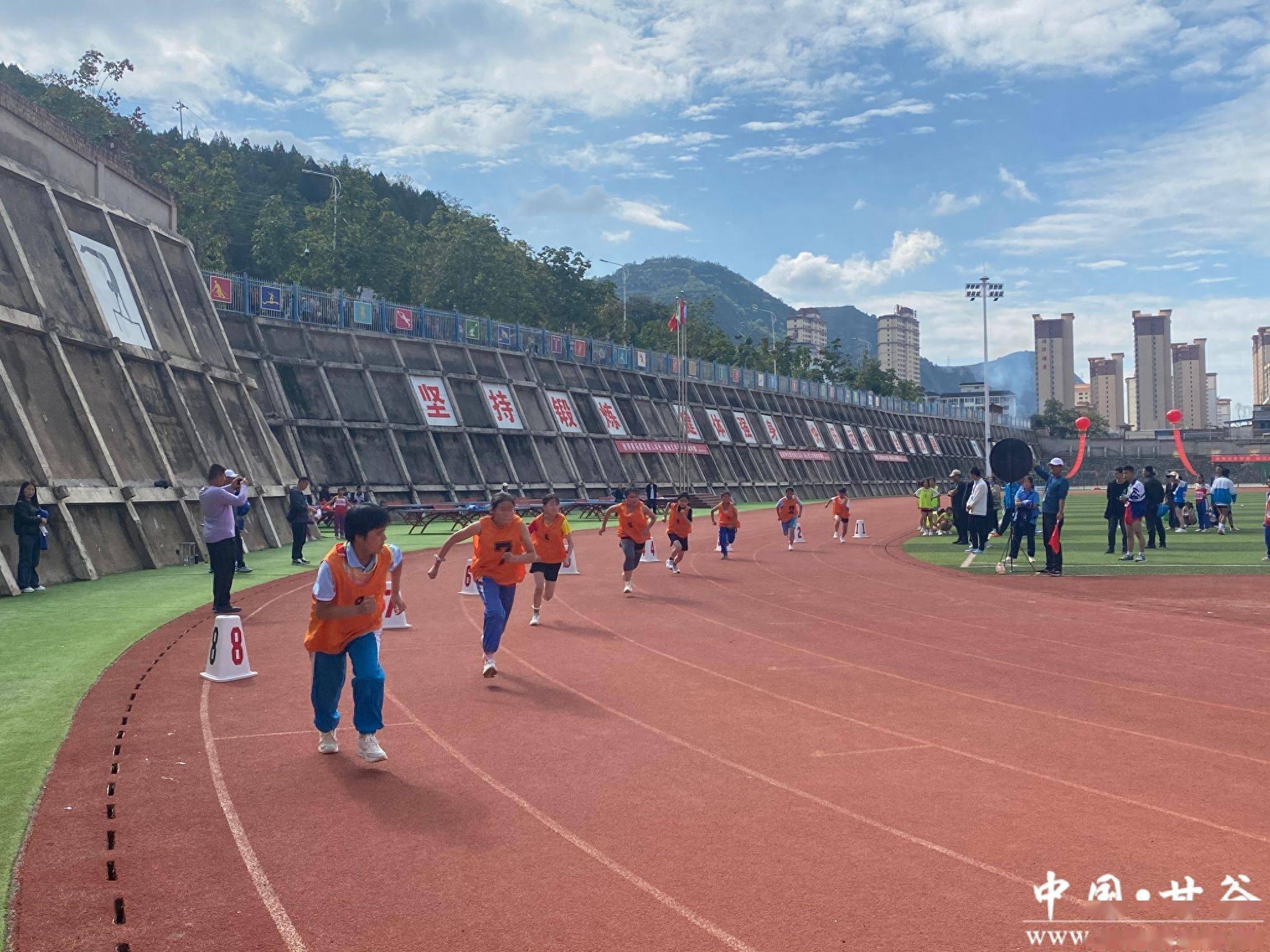 县中小学生田径运动会:青春无限好 运动正当时_比赛_男子组_青少年