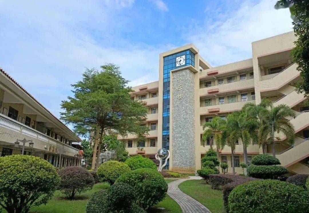 荔景中学荔景中学是一所创办于1997年的初级中学,学校前身是荔城四中