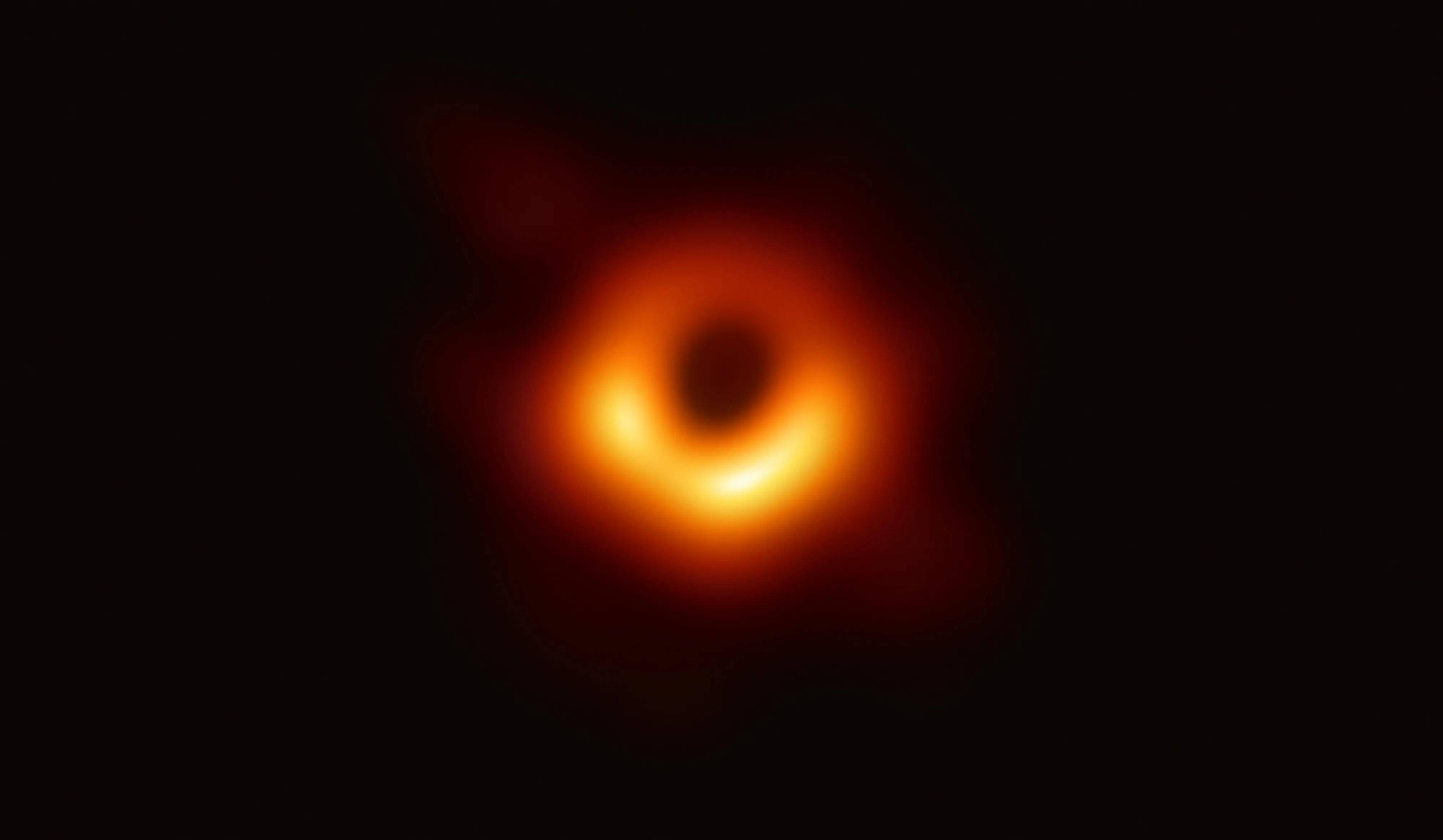 人类史上首张黑洞照片主角又有新发现：在旋转，每隔 11 年周期性摆动