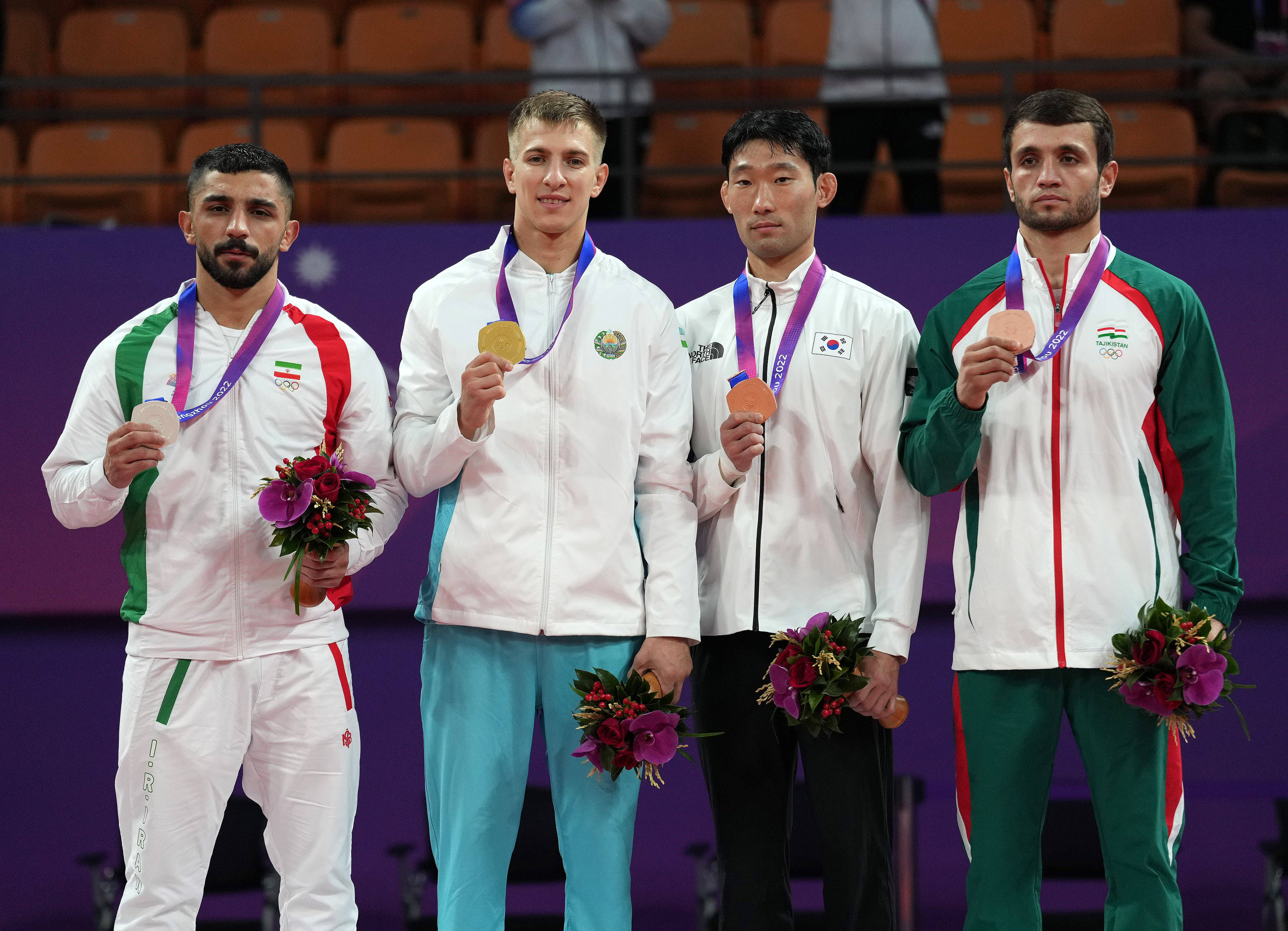 曼卢(左一),季军韩国选手权在德(右二)和塔吉克斯坦选手穆罗德佐达