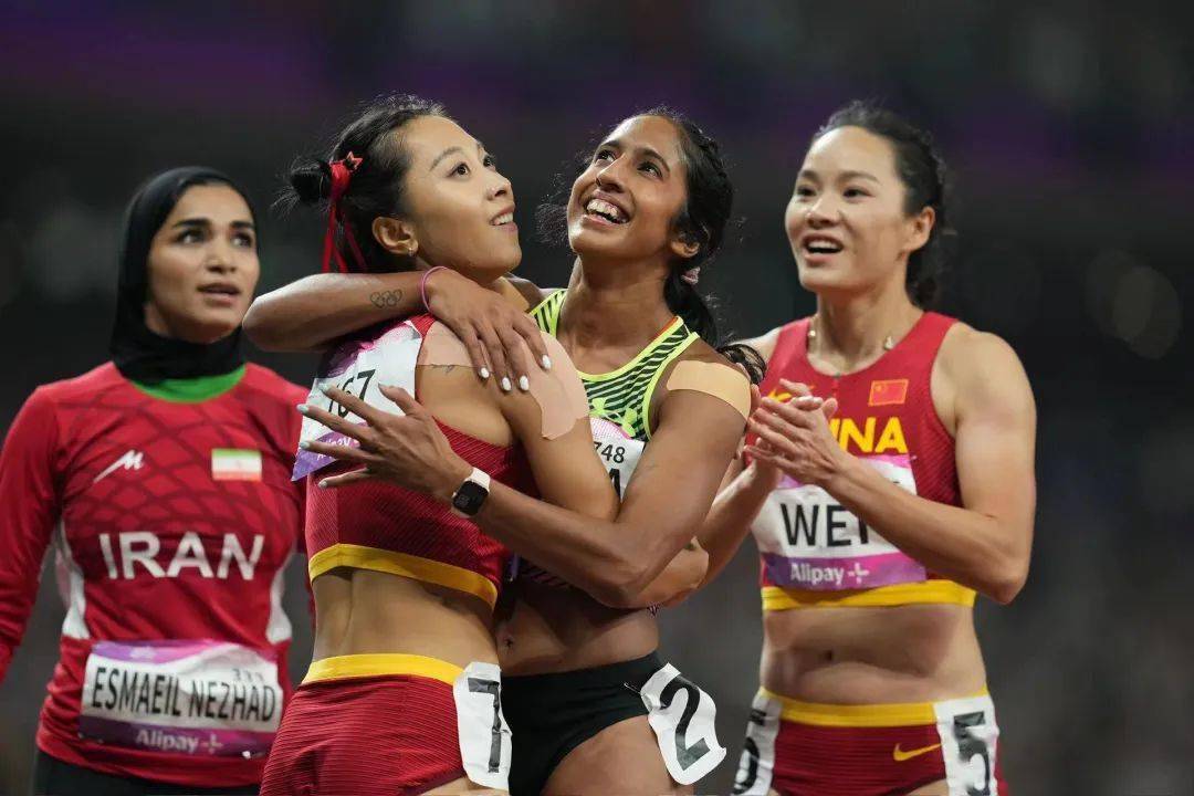 杭州亚运会女子100米决赛,8名选手中有葛曼棋,韦永丽两位中国运动员.