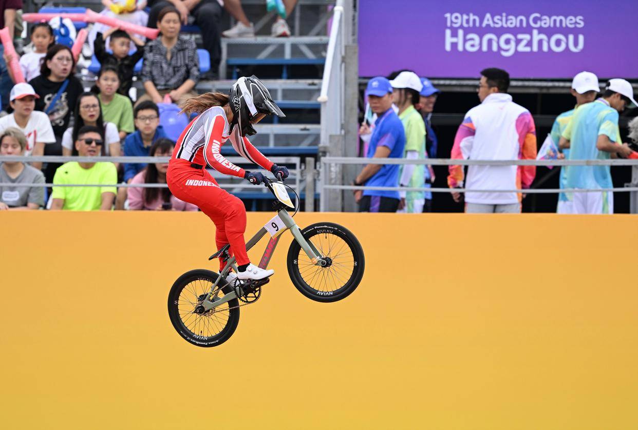 女子竞速小轮车赛况_比赛_新华社_选手