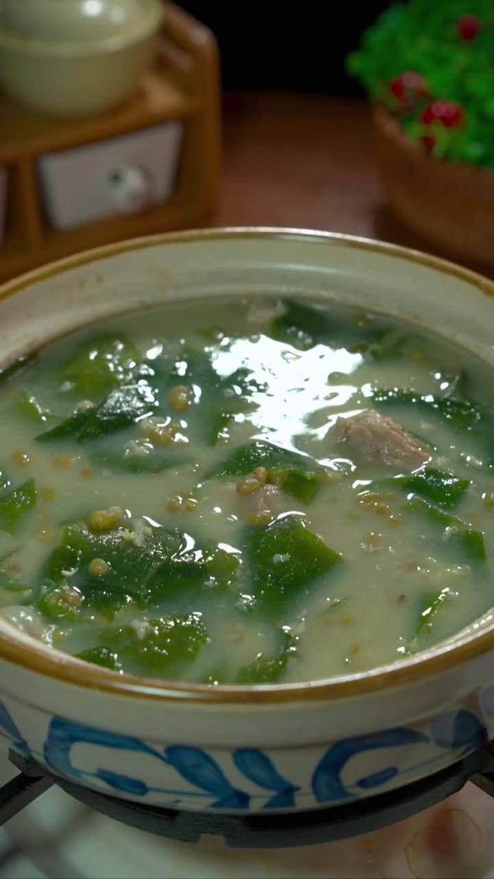 天气热孩子爱出汗,一定要多给家人煲这个绿豆裙带菜排骨汤~跟抖音学