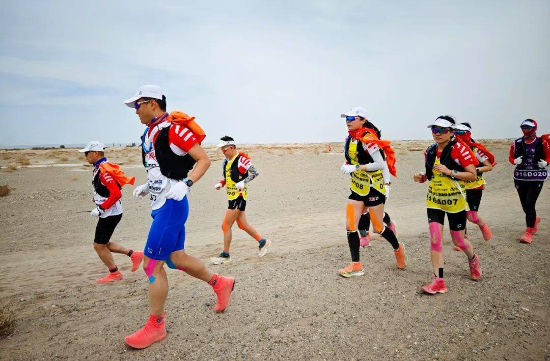 第十八届玄奘之路戈壁挑战赛鸣笛开赛_参赛_赛事_进行