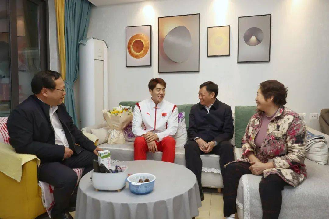 陈道坤表示,孙佳俊作为从伍家岗区走出去的优秀运动员,实现了伍家岗区