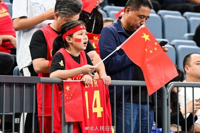 女篮决赛现场飘满五星红旗_微博_半场_来源