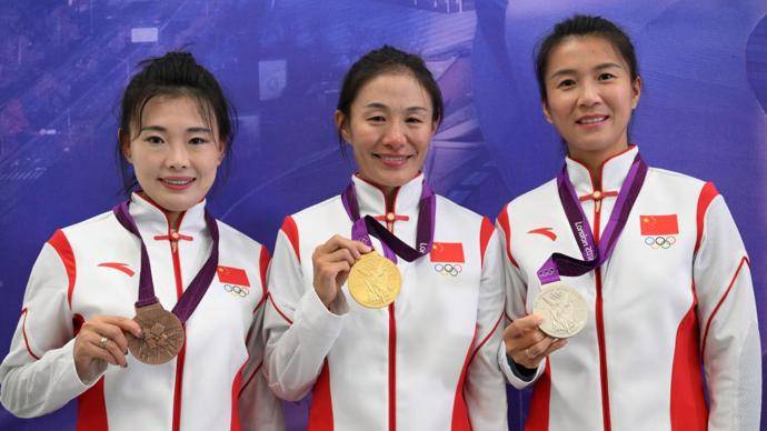 颁奖台上她哭了_奖牌_中国队_接力