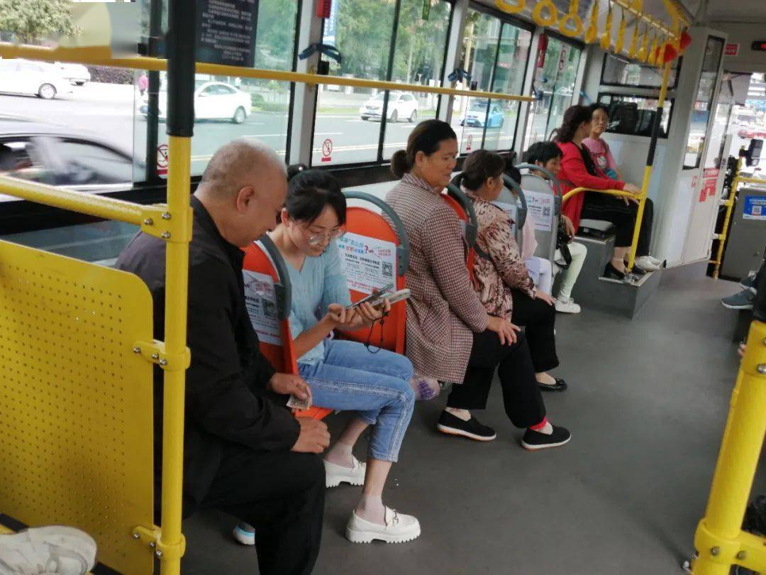 雅安公交车上的暖心一幕:老人乘车无零钱投币 热心市民慷慨帮忙_手机