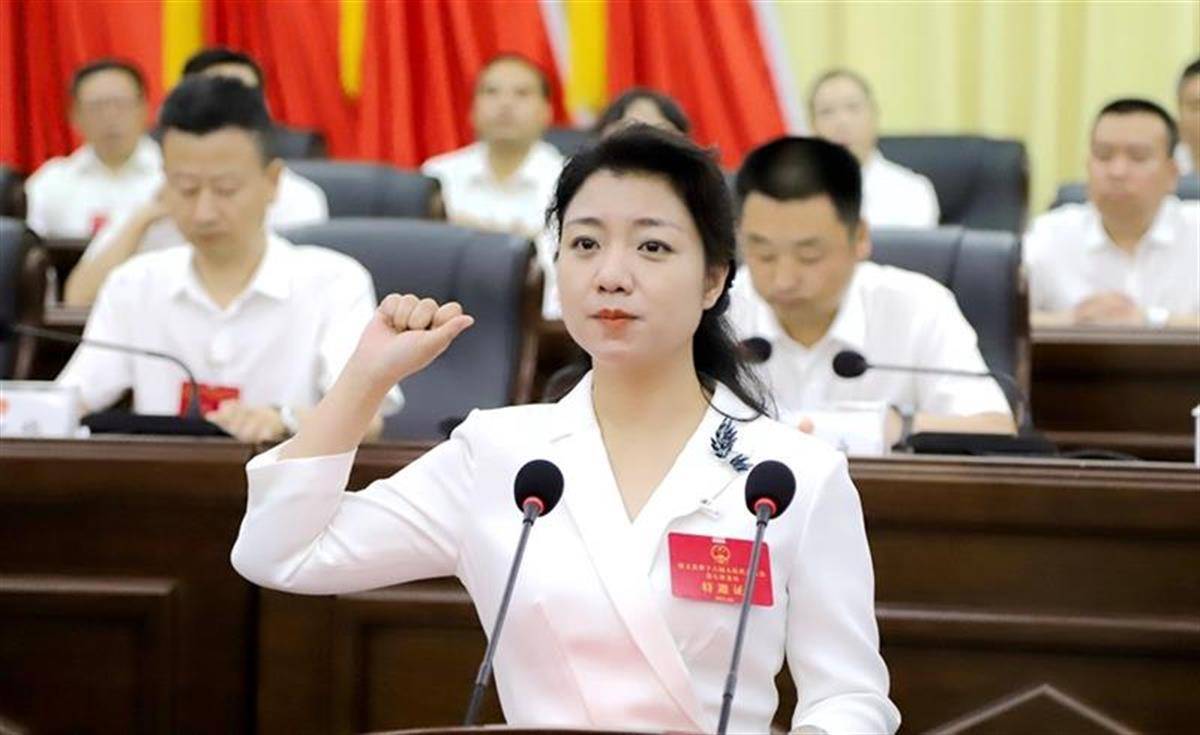 据贵州修文县人民政府网6月26日消息,邓谦当选修文县人民政府县长