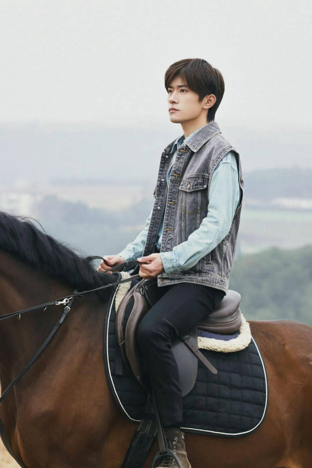 新鲜的易烊千玺花絮照,骑马的王子背影好帅!