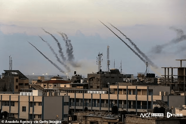 巴武装派别哈马斯陆海空突袭,5000枚火箭弹狂轰以色列_加沙地带_发射