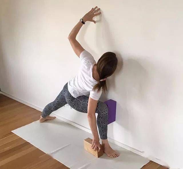 10个瑜伽动作这样"靠墙"做,感觉超级强烈!_高难度_身体_初学者