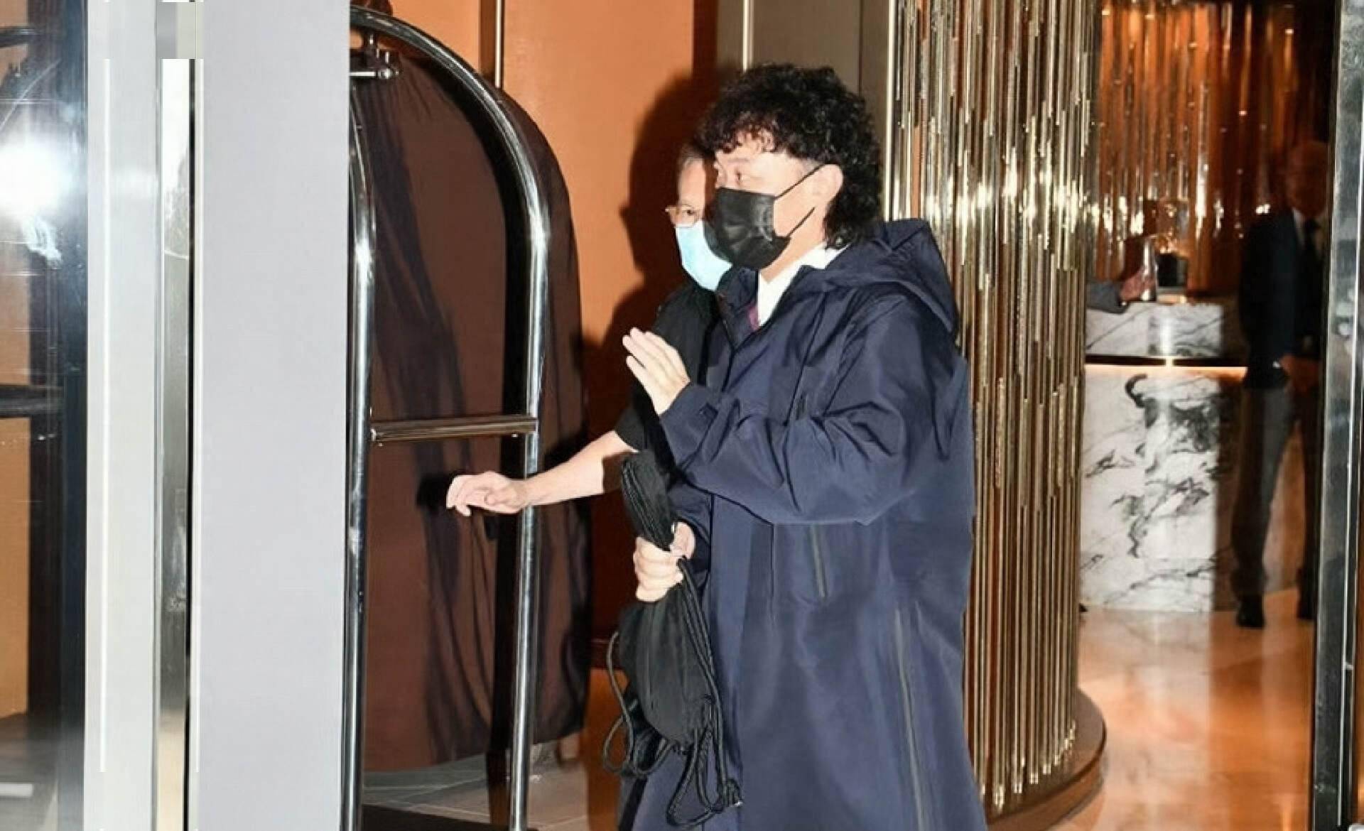 香港知名音乐人与同性伴侣大婚,陈奕迅冒着台风到场送祝福_庄少荣