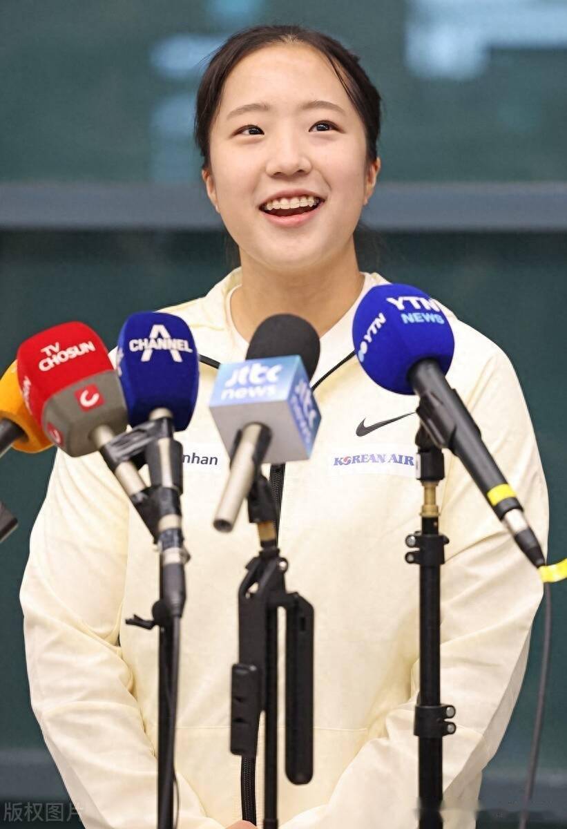 杭州亚运会乒乓球女双冠军申裕斌回国,在仁川机场接受记者采访