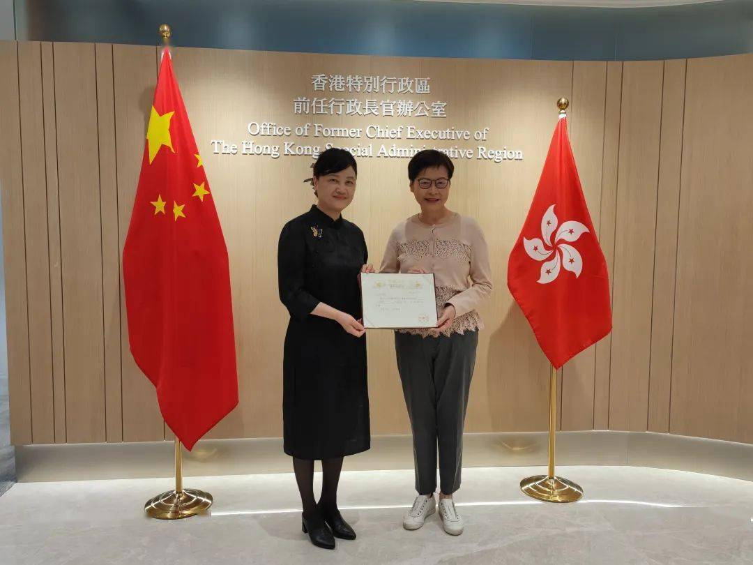 资讯| 林郑月娥向中国丝绸博物馆捐赠旗袍_会长_文物_安庆
