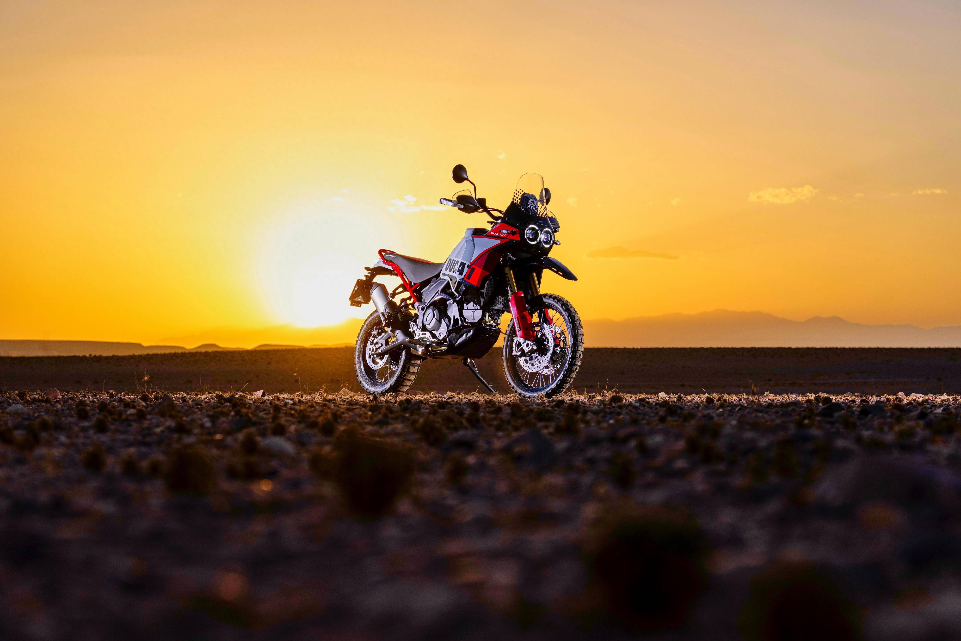 户外特写:杜卡迪 2024 desertx rally 沙漠 x 拉力版(1)_搜狐汽车